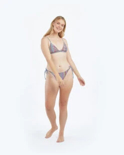 The Triangle Bikini Top - Mod Stripe -Deals US Tropic Bikini Store 3 ModelDetailFront 459495ae af33 4de1 9b01 f11c110376db