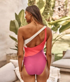 The Long Torso Sidestroke - Spritz & Strawberry & White Sand -Deals US Tropic Bikini Store 3 ModelFullBody 629e3e0c e056 4bb8 b702 5ef0ff5a0cc6