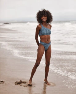 The Sidestroke Bikini Top - Mini Bloom In Sky & Blue Mountain 5 The Sidestroke Bikini Top - Mini Bloom In Sky & Blue Mountain -Deals US Tropic Bikini Store 3 ModelFullBody b8520d01 8c8d 406e a68d c6516bf96c8f