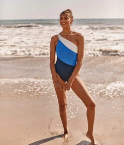 The Sidestroke - Deep Sea & Hydrangea & White Sand -Deals US Tropic Bikini Store 3 ModelFullBody e08e2624 eb0a 466c b69c 012651587b6f