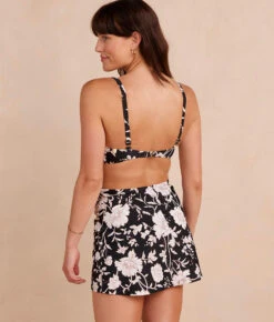 The Ruched Swim Skirt - Paradise In Sea Urchin -Deals US Tropic Bikini Store TheRuchedSwimSkirt OutlineFloralNero Back Crop